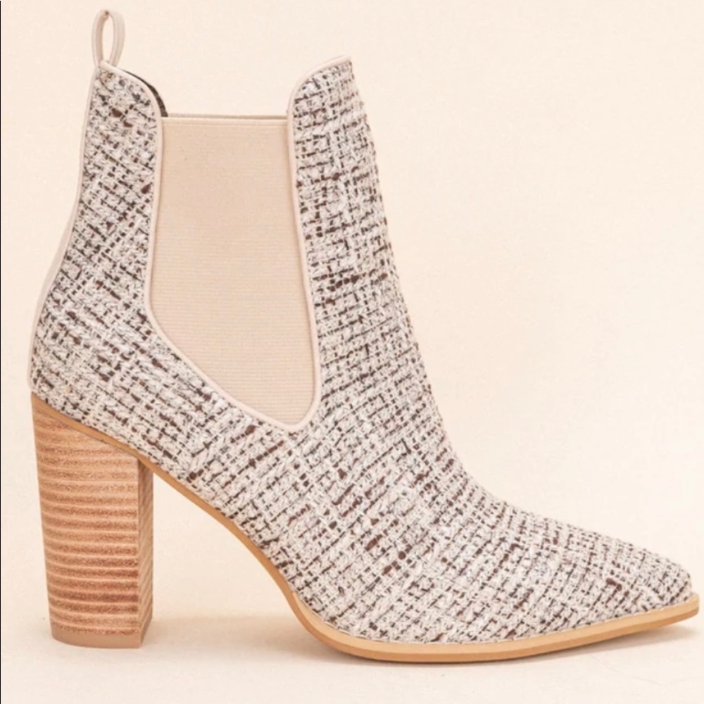 The ESMEE classic Chelsea boot-stacked heel and a pointed-toe shape Sz 7.5